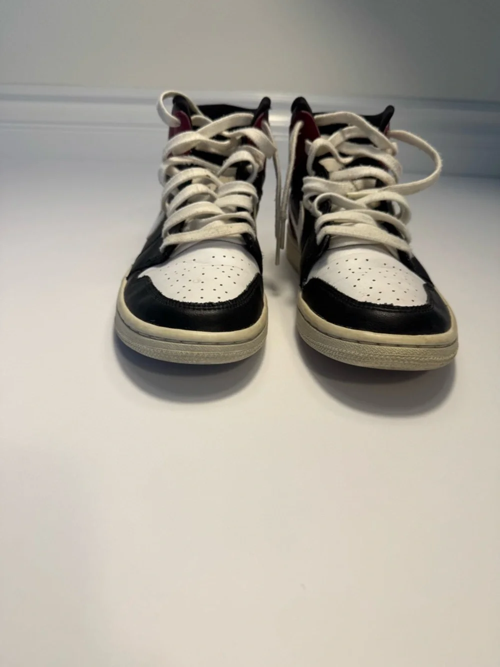 Nike Air Jordan 1 Mid GS Black White Red 6.5Y Youth   Womens 8 BQ6472-016